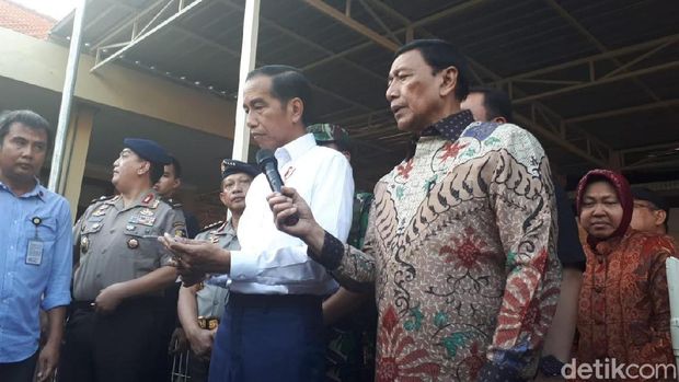 Jokowi didampingi Wiranto saat jumpa pers soal bom Surabaya/