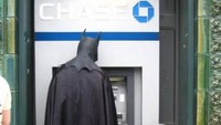 Ngapain nih Batman di ATM? Istimewa/oddee.com