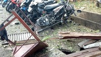Motor yang ada didekat lokasi pun berantakan. Foto: Istimewa