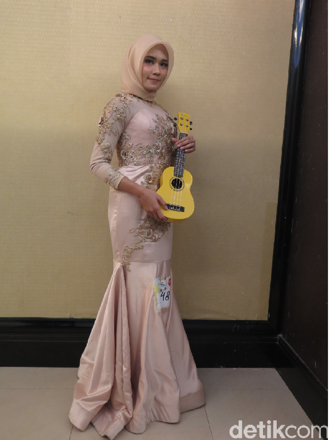 Peserta bertubuh tinggi ini menyewa gaun berpotongan mermaid khusus untuk audisi Sunsilk Hijab Hunt 2018 Bandung. Widhyana Vanrilla juga tampil monokrom dengan nuansa nude, dengan gaun berhias lace dan payet. Ia menampilkan bakat menyanyi sambil main ukulele. (Foto: Hestianingsih/Wolipop)