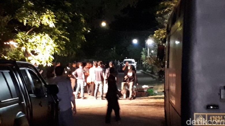 Geledah Rumah Pengebom Gereja Surabaya, Polisi Temukan Panah Geledah Rumah Pengebom Gereja Surabaya, Polisi Temukan Panah