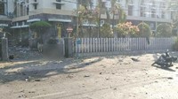 Antonius, salah seorang saksi mata dari ledakan bom di Gereja GKI Surabaya mengatakan seorang perempuan membawa 2 anak meledakan dirinya di depan halaman gereja. Deny Prastyo Utomo.