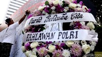 Beberapa karangan bunga juga berada di lokasi.