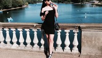 Bukan cuma di Paris dan Bali, Alyssa juga sempat kulineran di London. Es krim jadi pilihan wanita blasteran ini. Foto: Instagram alyssadaguise