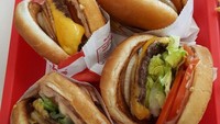 Udah sampai la langsung makan In-N-Out Burger, tulis Cinta dalam akun Instagramnya. Foto: Instagram @cintakuya