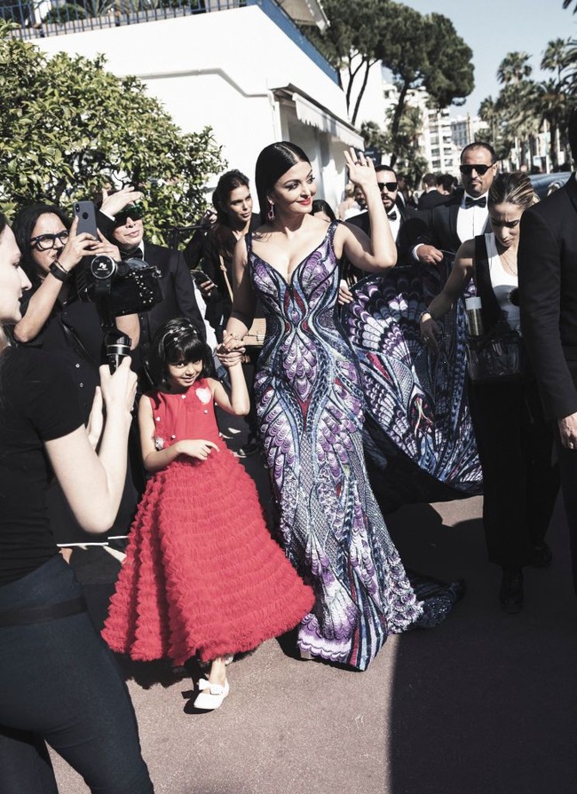Ia tidak datang sendiri. Aishwarya Rai turut memboyong putrinya,  Aaradhya. Foto: Pascal Le Segretain/Getty Images