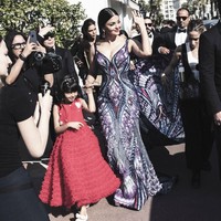 Ia tidak datang sendiri. Aishwarya Rai turut memboyong putrinya,  Aaradhya. Foto: Pascal Le Segretain/Getty Images