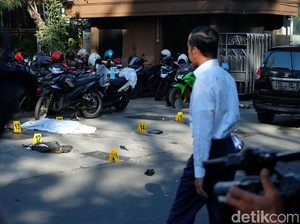 Ke TKP, Jokowi Seksama Dengarkan Penjelasan Soal Bom Gereja