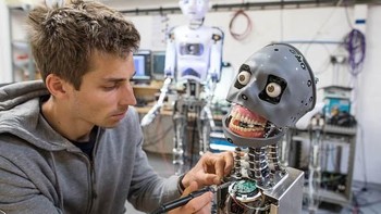 Berbeda dengan robot pabrik yang terus menerus melakukan hal yang berulang seperti mengemas produk, Artificial Intelligence (AI) membuka keinginan untuk menyelesaikan suatu tugas setelah melakukan pembelajaran melalui proses trial and error. Matt Cardy/Getty Images.