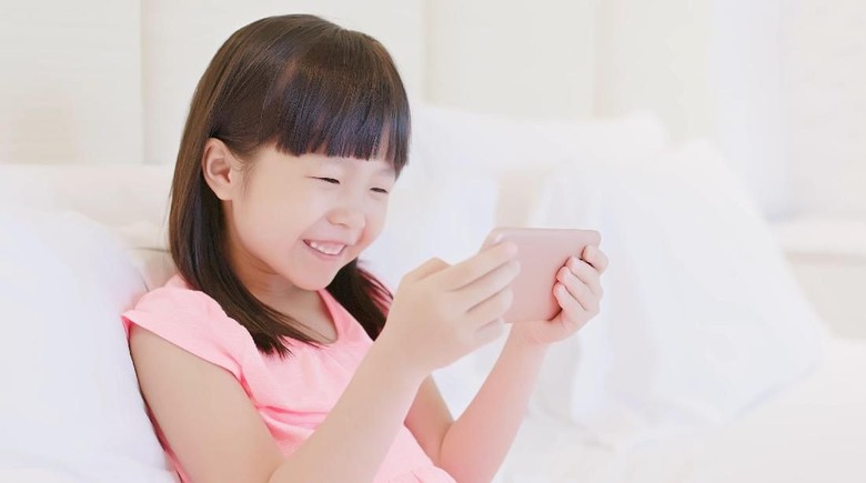 Ilustrasi anak main medsos/ Foto: Thinkstock Ilustrasi anak main medsos/ Foto: Thinkstock