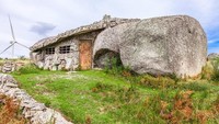 Rumah batu ini disebut Casa do Penedo, atau House of Stone, terletak di Pegunungan Fafe Portugal. Istimewa/dailymail.