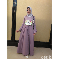 Mengenakan gaun ungu mauve dan hijab abu-abu bercorak bunga, Ira Ary Monica tampil feminin dengan busana rancangannya sendiri. Mojang berusia 23 tahun ini menampilkan bakat monolog dan modelling. Ira mengaku butuh waktu sebulan untuk persiapan audisi Sunsilk Hijab Hunt 2018. (Foto: Hestianingsih/Wolipop)