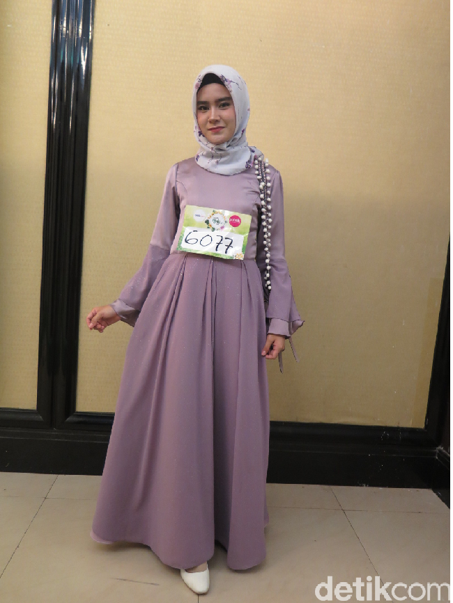 Mengenakan gaun ungu mauve dan hijab abu-abu bercorak bunga, Ira Ary Monica tampil feminin dengan busana rancangannya sendiri. Mojang berusia 23 tahun ini menampilkan bakat monolog dan modelling. Ira mengaku butuh waktu sebulan untuk persiapan audisi Sunsilk Hijab Hunt 2018. (Foto: Hestianingsih/Wolipop)