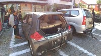 Tingkat daya ledak bom tampak terlihat dari efek ledakan. Sebuah mobil terlihat hancur bagian belakangnya.