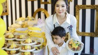 Merayakan ulang tahun kelima sang anak yaitu Harneel, Bunga Zainal pun terlihat cantik sambil berpose dengan nasi kuning tumpeng. Foto: Instagram @bungazainal05