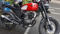 Bertugas di Kabupaten Kepulauan Sangihe yang merupakan salah satu kabupaten di perbatasan Indonesia, tidak mematahkan semangat sang modifikator untuk berkreasi dengan menghasilkan Scramby sang Scrambler di perbatasan Indonesia. Foto: Falih Setiawan