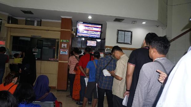 Aksi Lawan Teroris, Nyalakan Lilin Hingga Donor Darah