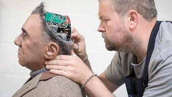 Tidak hanya kecerdasan animatronik yang lebih baik dari sebelumnya, Fred juga mampu melakukan interaksi yang lebih luas dengan pergerakan yang lebih halus dan natural, layaknya seorang manusia sesungguhnya. Matt Cardy/Getty Images.
