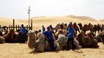 Foto: Sensasi Naik Unta di Padang Pasir China