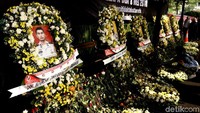Karangan bunga dan foto dari anggota polri yang gugur dipajang sebagai ungkapan duka.