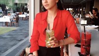 Pose minum cokctail Alyssa ini keren banget ya? Mengenakan baju merah, cantiknya Alyssa makin terpancar! Foto: Instagram alyssadaguise