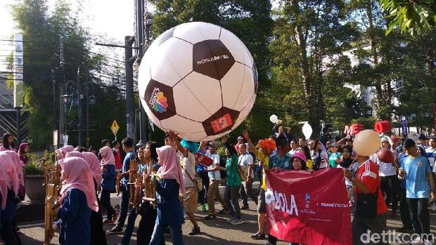 Keseruan Menggiring Bola di CFD Dago Bareng CT Corp