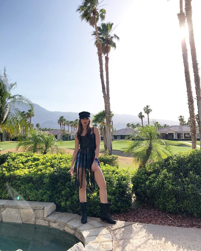 Berdiri dengan membuka kedua kaki, bukan merapatkannya seperti yang dilakukan Nia Ramadhani ini juga bisa membuat penampilan lebih langsing saat di foto. (Foto: Instagram/Nia Ramadhani)