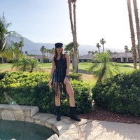 Berdiri dengan membuka kedua kaki, bukan merapatkannya seperti yang dilakukan Nia Ramadhani ini juga bisa membuat penampilan lebih langsing saat di foto. (Foto: Instagram/Nia Ramadhani)