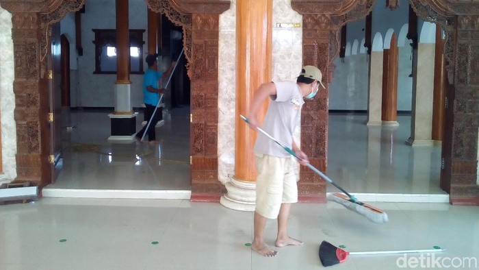 Aksi Belasan Orang Bersihkan Masjid Gratis di Kudus Jelang Ramadan