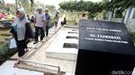 Momen Jelang Ramadan, Peziarah Penuhi TPU Karet Bivak