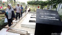 Hari ini TPU Karet Bivak ramai dikunjungi peziarah.
