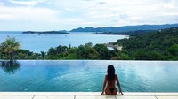 Di Koh Samui, Carina menginap di Samujana Villa yang juga punya Infinity Pool. Cantik juga ya pemandangannya! (Instagram/Carina Linn)