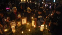 Aksi solidaritas juga digelar di Solo, Jawa Tengah. Warga menyalakan lilin dan berdoa bersama untuk korban bom gereja di Surabaya.  Dalam aksi tersebut mereka juga mendoakan persatuan dan kesatuan bangsa Indonesia serta hilangnya aksi-aksi terorisme di Indonesia. ANTARA FOTO/Maulana Surya.