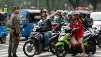 Akibatnya banyak jalan utama di sekitar kawasan Monas, dilakukan buka tutup oleh sejumlah aparat bertugas.