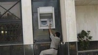 Kalau ini ATM yang bisa jadi didesain cuma untuk orang-orang tinggi. Istimewa/oddee.com