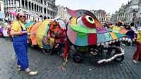 Parade Zinneke diikuti hampir 1500 peserta dengan menggunakan kostum unik dan membawa pernak-pernik khas Belgia. Eric Vidal/Reuters.