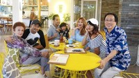  Keluarga kecil Sharena dan Ryan Delon juga sangat akrab dengan keluarganya. Saat makan bersama di sebuah restoran saja mereka terlihat sangat rukun dan harmonis. Foto: Instagram @mrssharena