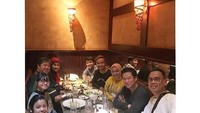 Kumpul bersama dengan keluarga dan beberapa teman Papah dan Mamahnya, Cinta pun terlihat menikmati beberapa makanan di hadapannya. Foto: Instagram @cintakuya