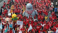 Begini suasana parade karnaval Asian Games 2018 yang digelar di kawasan Monas, Jakarta, Minggu (13/5/2018). Rombongan TelkomGroup sebagai prestige telco partner memerahkan parade tersebut.