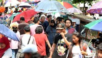 Sejumlah peziarah saat nyekar di tempat pemakaman umum (TPU) Karet Bivak, Jakarta, Minggu (13/5/2018).