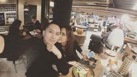 Sambil menunggu penerbangan, Demian dan istri menyempatkan diri buat makan di bandara. Posenya so sweet banget, romantis! Foto: Instagram @demianaditya
