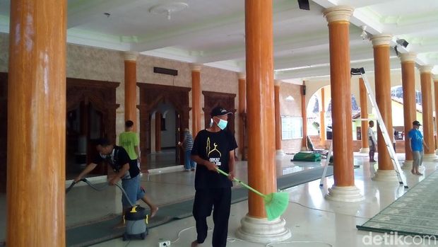 Aksi komunitas Resik-resik Masjid di Kudus. 