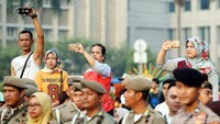 Meski terik matahari menyengat, antusias warga tidak surut untuk menonton secara langsung gelaran parade karnaval tersebut.