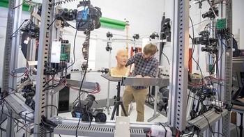 Ambisi manusia untuk dapat menciptakan sebuah mesin layaknya manusia asli membawa perkembangan AI semakin menarik untuk diikuti. Salah satunya adalah proyek sebuah perusahaan robotik asal Inggris yang sedang merancang AI dengan penampilan menyerupai manusia asli. Matt Cardy/Getty Images.