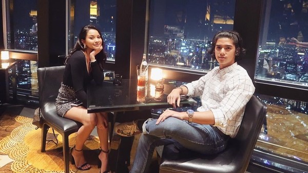 Gaya Keren Kekasih Al Ghazali Saat Kulineran di Paris hingga Bali