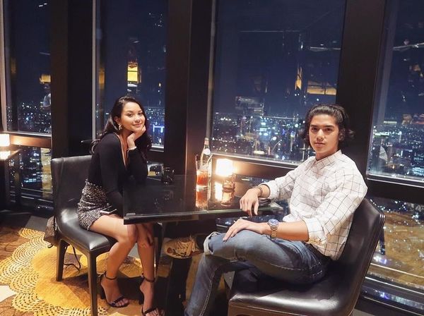 Gaya Keren Kekasih Al Ghazali Saat Kulineran di Paris hingga Bali