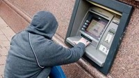 ATM ini pendek banget. Harus lesehan kalau mau ambil uang. Istimewa/oddee.com