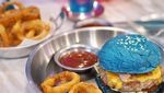 Di Kafe Ini Bisa Ngopi Santai Sambil Main dengan Rakun yang Lucu