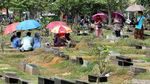 Momen Jelang Ramadan, Peziarah Penuhi TPU Karet Bivak