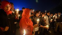 Warga Bandung menggelar aksi seribu lilin di Lapangan Gasibu, Minggu (13/5/2018) malam. Aksi solidaritas tersebut sebagai bentuk dukungan dan doa untuk korban bom di tiga gereja di Surabaya. ANTARA FOTO/Raisan Al Farisi.
